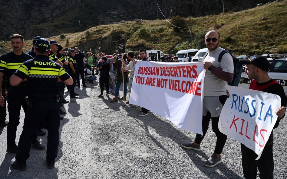 "Rosyjscy dezerterzy, nie jesteście mile widziani". "Rosja zabija" - na granicy Rosja-Gruzja