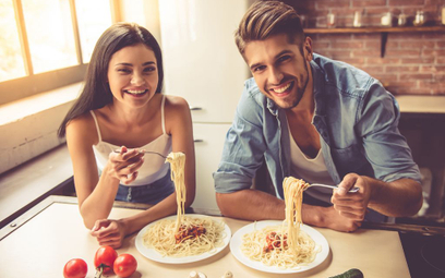 Ogromny talerz spaghetti (200 g, suchego makaronu) to tylko ok. 250 kalorii, a uczucie sytości na dł