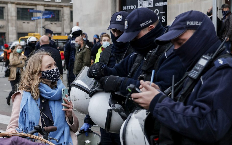 Policjanci w czasie protestów po decyzji Trybunału Konstytucyjnego ws. aborcji