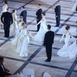 Aby aspirująca młoda dama mogła wziąć udział w balu debiutantek, zwykle jej rodzice muszą zapłacić r