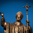 Spór o Jana Pawła II. Od poważnych pytań do kundlizmu
