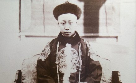 Puyi był ostatnim cesarzem Chin z dynastii Qing, który wstąpił na tron jako dziecko w 1908 r., a po 