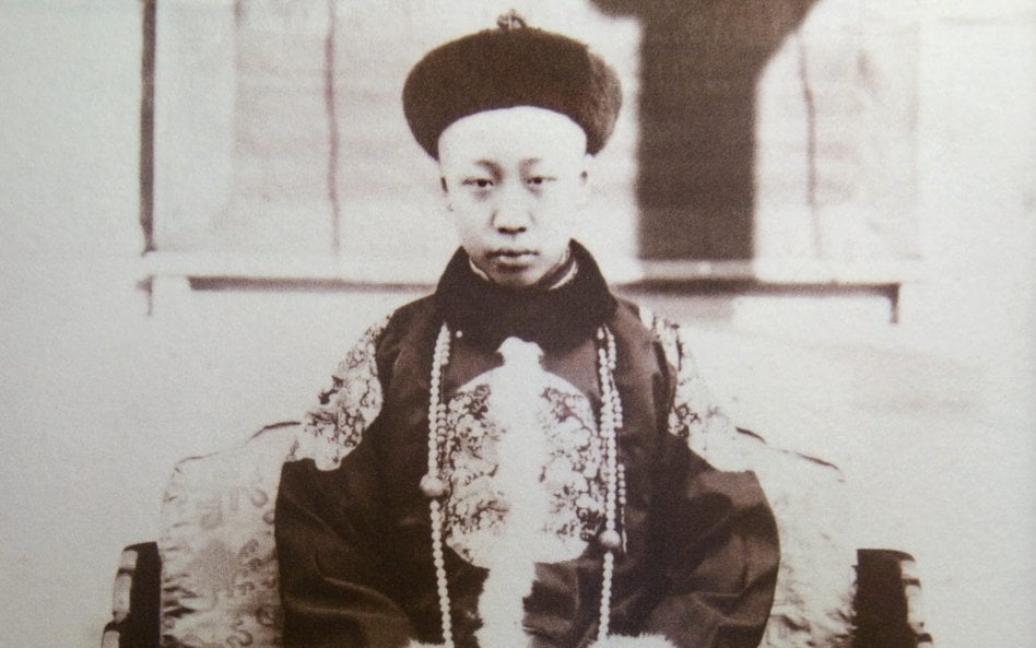 Puyi był ostatnim cesarzem Chin z dynastii Qing, który wstąpił na tron jako dziecko w 1908 r., a po 