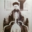 Puyi był ostatnim cesarzem Chin z dynastii Qing, który wstąpił na tron jako dziecko w 1908 r., a po 