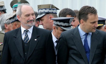 Tak Sikorski chciał odwołać Macierewicza