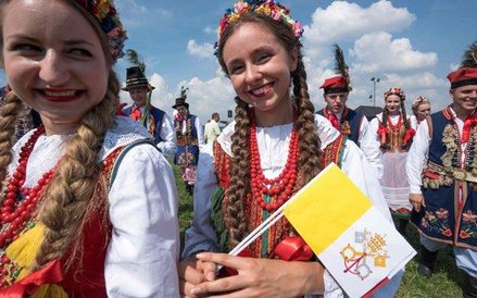 Powitanie na lotnisku – delegacje w strojach ludowych