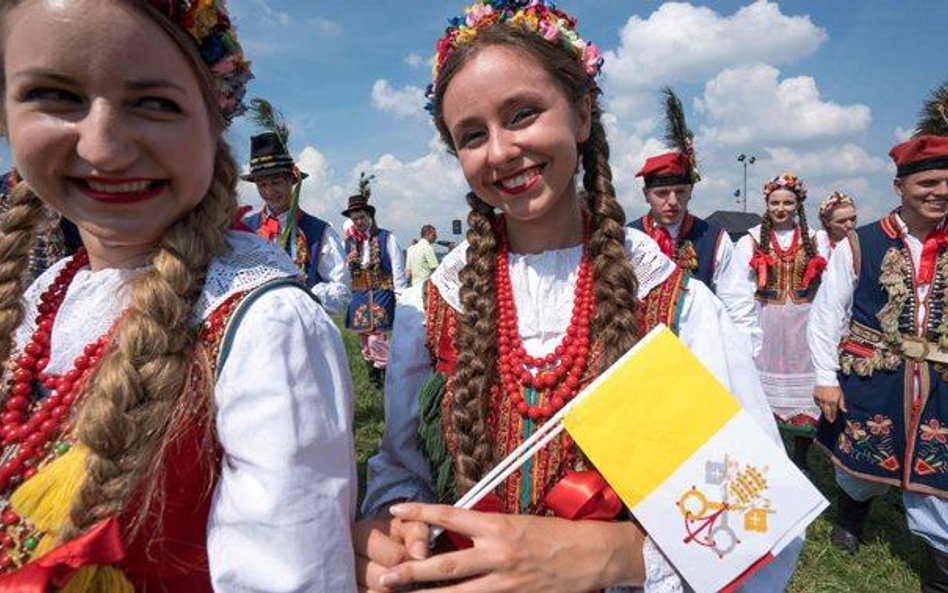 Powitanie na lotnisku – delegacje w strojach ludowych