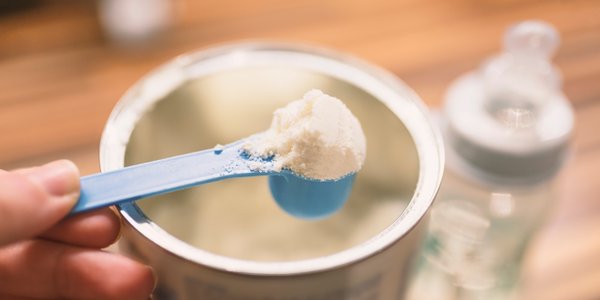 Toksyna w mleku modyfikowanym dla dzieci. 36 przypadków w Wielkiej Brytanii, czy problem dotyczy Polski?