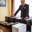 Jerzy Markowski, prezes spółki, z dokumentacją geologiczną.