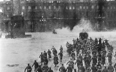 Bolszewicy atakują Pałac Zimowy, siedzibę rządu tymczasowego. Kadr z filmu „Październik” w reżyserii