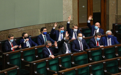 Minister sprawiedliwości Zbigniew Ziobro i politycy Solidarnej Polski podczas głosowania