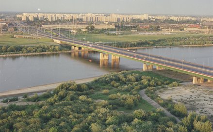 Infrastruktura hydrotechniczna warszawskiego odcinka Wisły.  Most Grota-Roweckiego. W tle Fabryka Sa