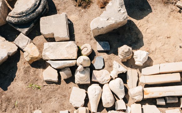 Badania archeologiczne na terenie Pałacu Brühla zaowocowały niemal 10 tysiącami artefaktów. Znakomit