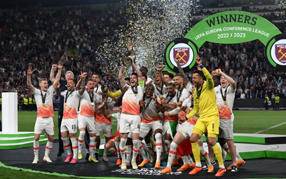 Piłkarze West Ham świętują zwycięstwo w Lidze Konferencji Europy UEFA