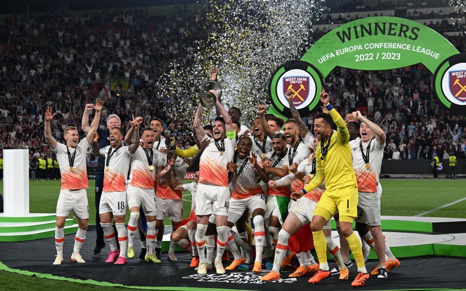 Piłkarze West Ham świętują zwycięstwo w Lidze Konferencji Europy UEFA