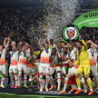 Piłkarze West Ham świętują zwycięstwo w Lidze Konferencji Europy UEFA