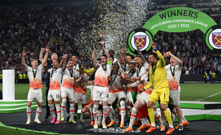 Piłkarze West Ham świętują zwycięstwo w Lidze Konferencji Europy UEFA