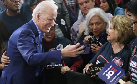 Kadra kierownicza stawia, że Biden wygra z Trumpem