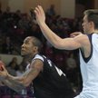 Koszykarz AZS Politechnika Warszawska Mateusz Ponitka (z prawej) blokuje Stanley'a Burrella z Energi