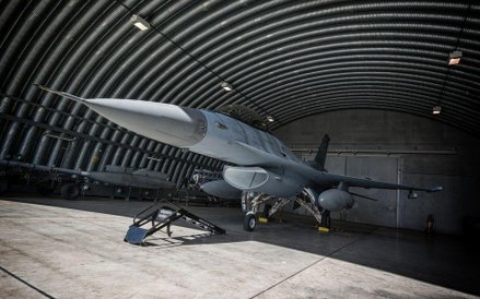 F-16 w hangarze