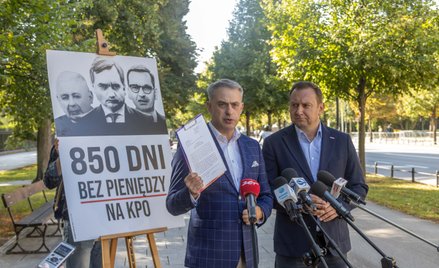 Posłowie Lewicy Krzysztof Gawkowski i Tomasz Trela na konferencji prasowej ws. KPO przed KPRM