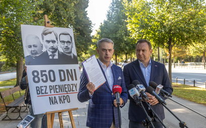 Posłowie Lewicy Krzysztof Gawkowski i Tomasz Trela na konferencji prasowej ws. KPO przed KPRM