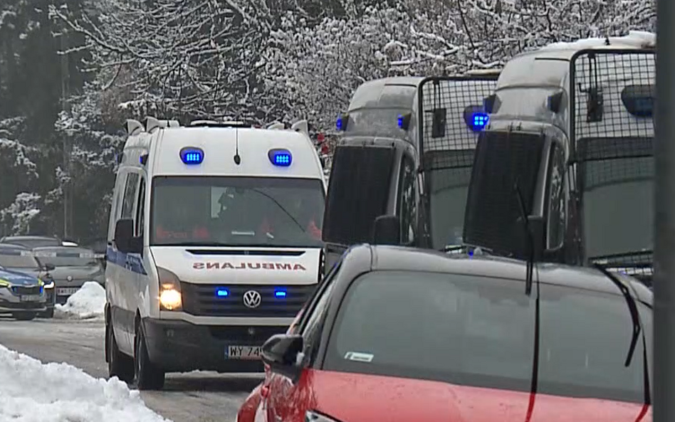 W związku z obecnością w budynku mężczyzny, który zabarykadował się w jednym z pokojów i mogł mieć b