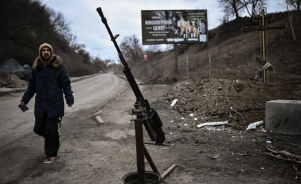 Karabin maszynowy na punkcie kontrolnym w pobliżu Kijowa