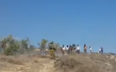 Izrael: Żołnierze patrzą jak osadnicy rzucają kamieniami
