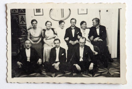 Przedwojenny bal arystokracji. W dolnym rzędzie pierwszy z prawej młody Kazimierz Badeni (imię Joach