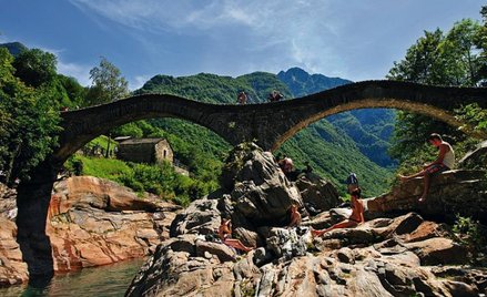 XVII-wieczny Ponte dei Salti w miasteczku Lavertezzo