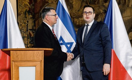 Czeski minister spraw zagranicznych Jan Lipavský (z prawej) ściska dłoń swojego izraelskiego odpowie