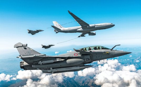 Francuski Airbus A330 MRTT w trakcie tankowanie dwóch francuskich myśliwców Dassault Rafale.