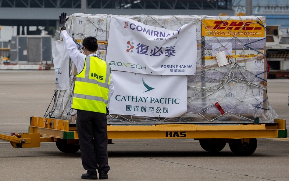 Hongkong łagodzi obostrzenia. Otwiera baseny i plaże