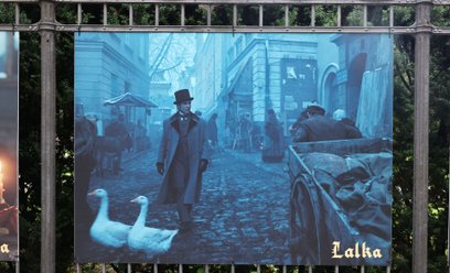 Wystawa plenerowa zdjęć z „Lalki” w Warszawie