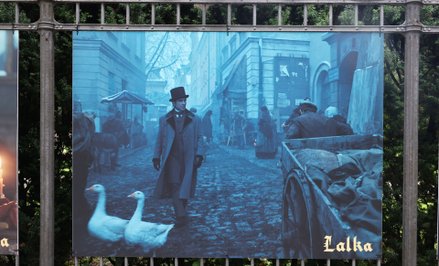 Wystawa plenerowa zdjęć z „Lalki” w Warszawie