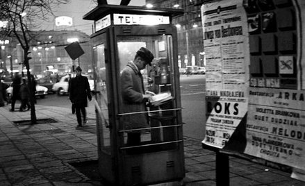 Wskaźnik aparatów telefonicznych w przeliczeniu na tysiąc mieszkańców Warszawy, jaki był w dniu wybu