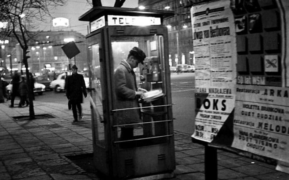 Wskaźnik aparatów telefonicznych w przeliczeniu na tysiąc mieszkańców Warszawy, jaki był w dniu wybu