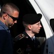 Bradley Manning eskortowany na salę sądową