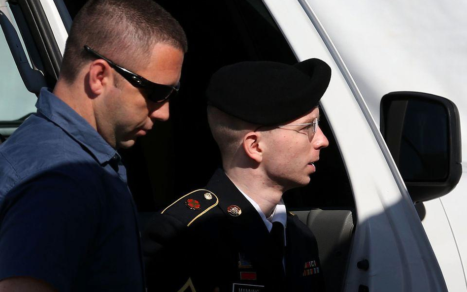 Bradley Manning eskortowany na salę sądową