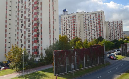 Dlaczego niektóre budynki mieszkalne są chronione ekranem akustycznym, a inne nie?