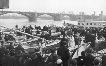 Święcenie nowych łodzi, w tle most Poniatowskiego – rok 1938.