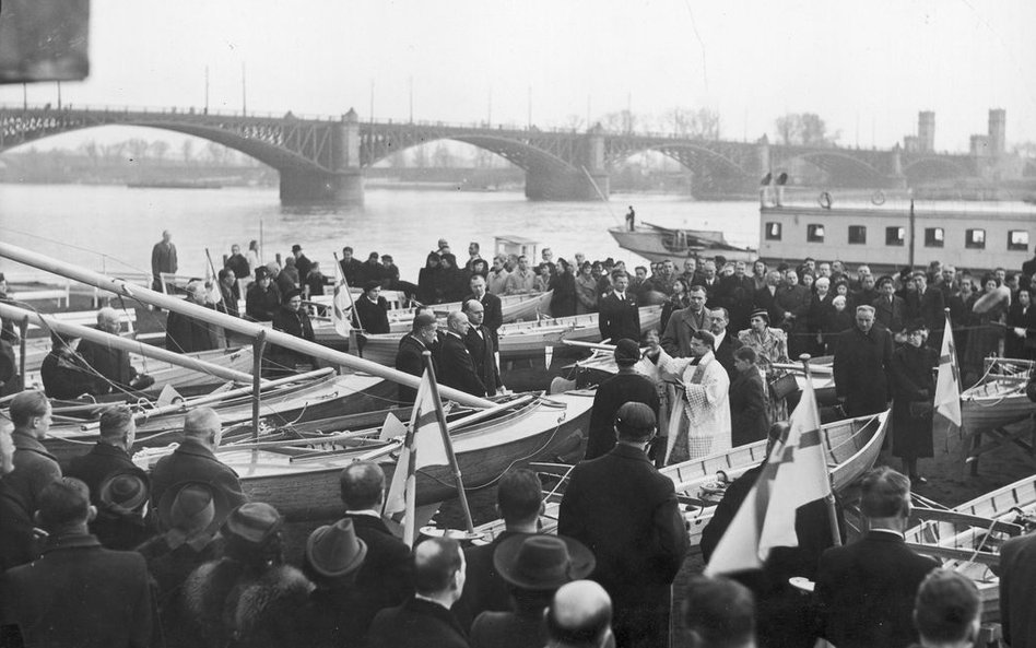 Święcenie nowych łodzi, w tle most Poniatowskiego – rok 1938.