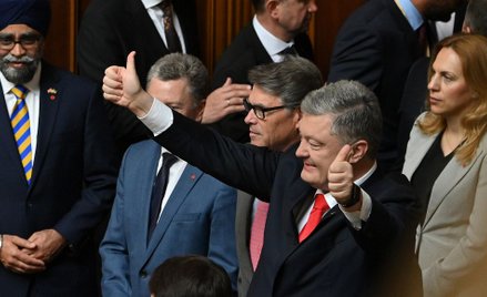 Nawet podczas poniedziałkowej inauguracji Wołodymyra Zełenskiego Petro Poroszenko mobilizował swoich