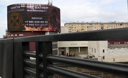 Propagandowy banner Grupy Wagnera w centrum Moskwy