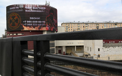 Propagandowy banner Grupy Wagnera w centrum Moskwy