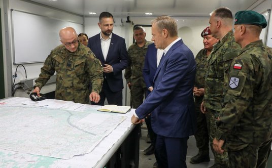 Premier Donald Tusk, szef MON Władysław Kosiniak-Kamysz oraz płk Sławomir Lidwa podczas odprawy z do