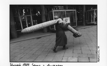 Anna Beata Bohdziewicz, „Styczeń 1989. Sama z dywanem” z cyklu „Fotodziennik, czyli piosenka o końcu