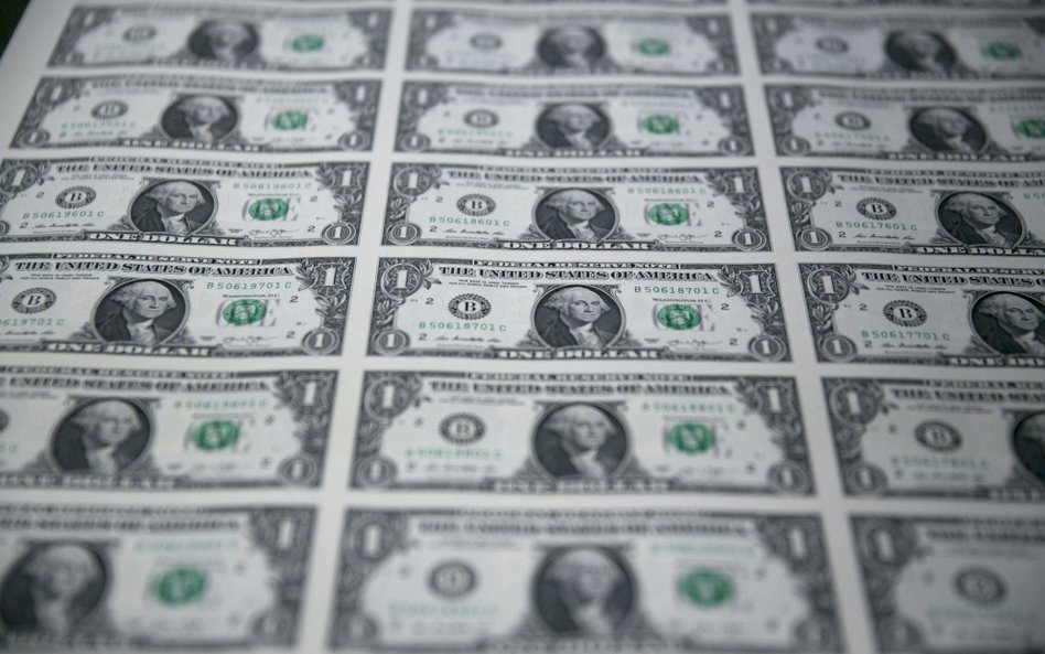 Mocny dolar psuje święta złotemu