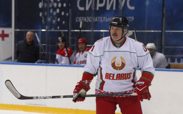 Prezydent Białorusi Aleksander Łukaszenko gra w hokeja na lodzie
